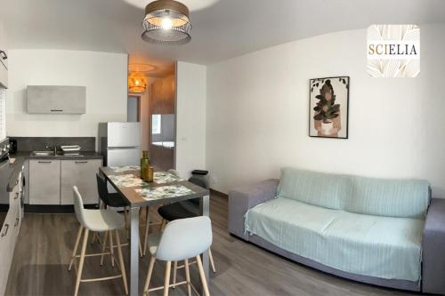 Il dispose d'une cuisine et d'un salon avec une table et un canapé. dans l'établissement Chez Françoise, à Porto Ota