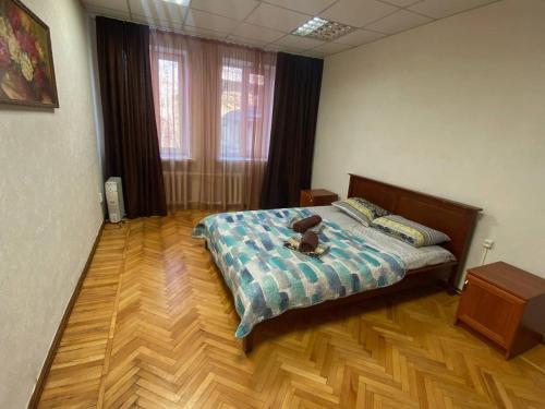 um quarto com uma cama com um urso de peluche em Apartments on Moskovskaja em Dnipro