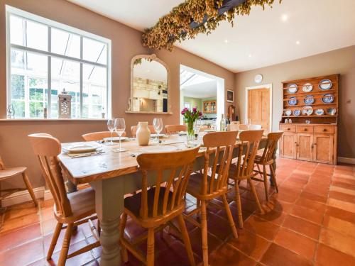 een keuken en eetkamer met een tafel en stoelen bij Barebones Farm in Winchcombe