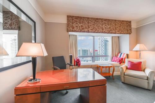 Habitación de hotel con escritorio y sala de estar. en Exclusive Condo at Four Seasons Brickell with Great Views, en Miami