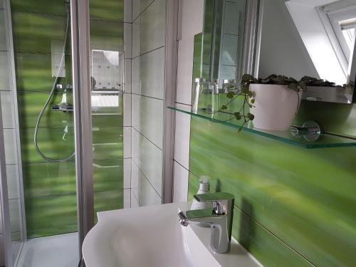 y baño con lavabo y espejo. en Gästehaus Arkona en Tönning