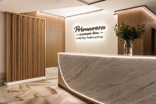 a lobby with a large marble tub in a room at Primavera Jastrzębia Góra in Jastrzębia Góra