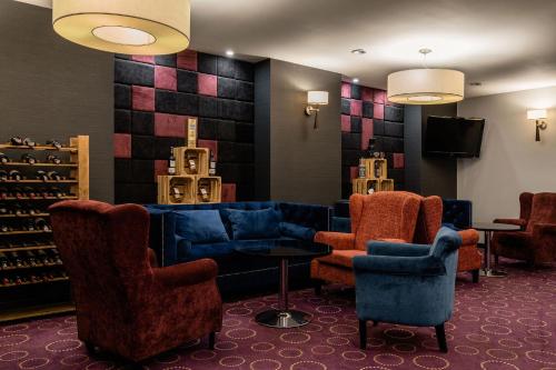 a waiting room with a blue couch and chairs at Primavera Jastrzębia Góra in Jastrzębia Góra