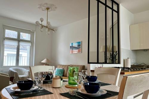 une cuisine et une salle à manger avec une table et des chaises dans l'établissement Havre de paix à 200m de la mer, à Les Sables-dʼOlonne