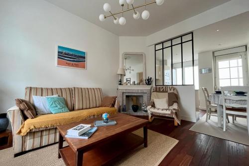 un salon avec un canapé et une table dans l'établissement Havre de paix à 200m de la mer, à Les Sables-dʼOlonne