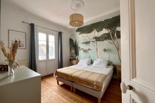 - une chambre avec un lit orné d'une fresque murale sur les arbres dans l'établissement Havre de paix à 200m de la mer, à Les Sables-dʼOlonne