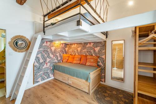 une chambre avec un lit superposé et un escalier dans l'établissement Ciotat colada beau duplex atypique à 50 m du port Classé 3 étoiles, à La Ciotat