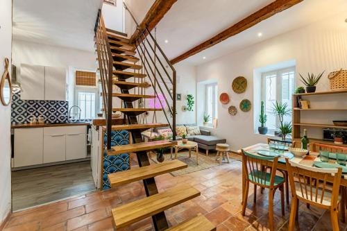 Il comprend une cuisine et un salon avec un escalier en colimaçon. dans l'établissement Ciotat colada beau duplex atypique à 50 m du port Classé 3 étoiles, à La Ciotat