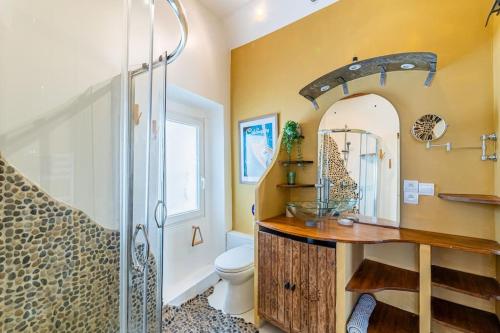 une salle de bain avec une douche, un lavabo et des toilettes dans l'établissement Ciotat colada beau duplex atypique à 50 m du port Classé 3 étoiles, à La Ciotat