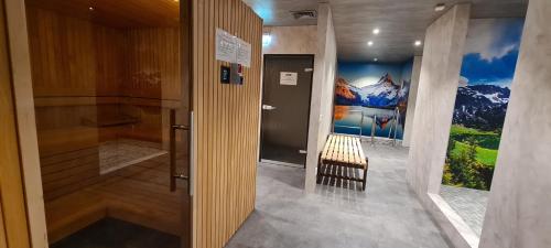 um corredor com uma cabina de duche ao nível do chão e um banco em Montana Haus, Fewo B20 em Oberstdorf