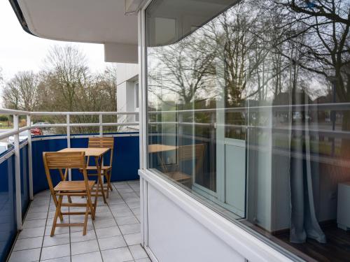 un balcón con mesa y sillas. en 195 Apartment Havenhuus en Wilhelmshaven