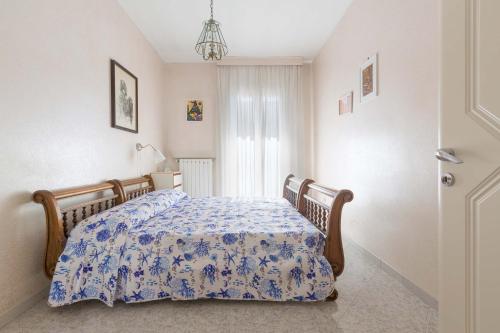1 dormitorio con 1 cama con edredón azul y blanco en Casa al Parco by BarbarHouse, en Leverano