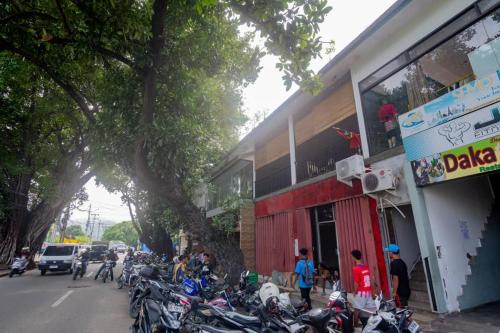 eine Gruppe von Motorrädern, die vor einem Gebäude geparkt sind in der Unterkunft Nova Jar in Dili