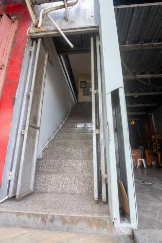 einen offenen Flur mit Treppe in einem Gebäude in der Unterkunft Nova Jar in Dili
