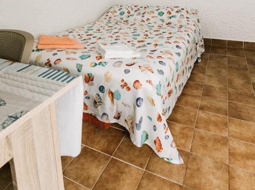 - un lit avec un drap et un clavier dans une chambre dans l'établissement Villa Gromaca, à Omišalj