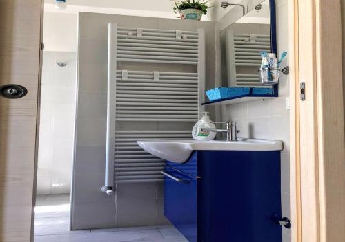 a bathroom with a sink and a shower at Sol Apartament, fronte spiaggia in Silvi Marina