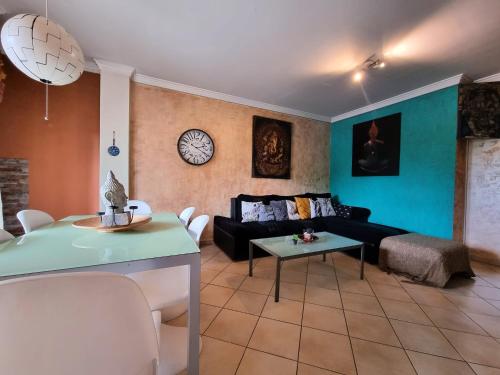 - un salon avec un canapé et une table dans l'établissement T1 Falesia, à Albufeira