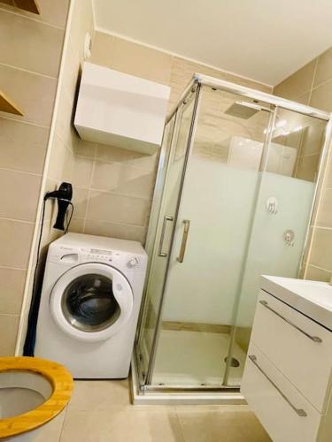 une petite salle de bain avec toilettes et douche dans l'établissement Studio Cosy avec terrasse et Garage Saint-Laurent du Var limitrophe Nice, à Saint-Laurent-du-Var