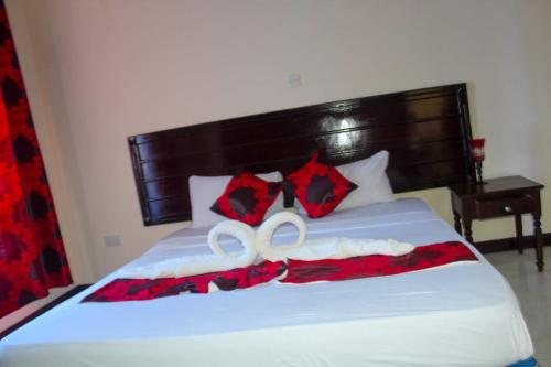 a bed with two white rings on top of it at Luxurious 2-Bedroom Apartment Nyali, Mombasa in Frere Town