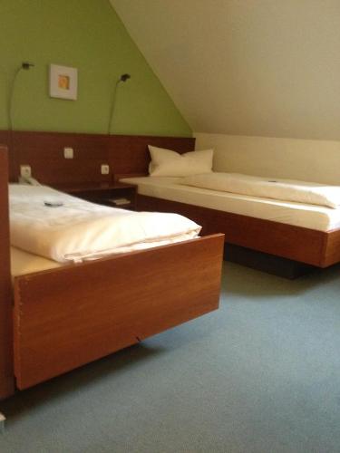 מיטה או מיטות בחדר ב-Hotel am Bergl
