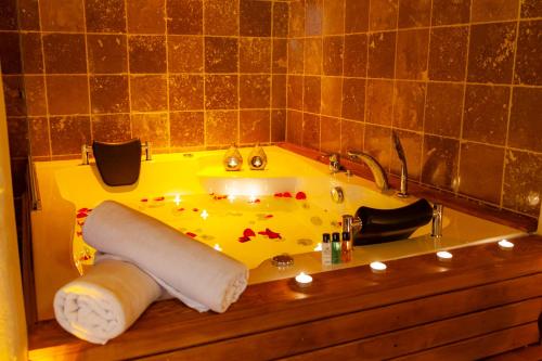 baño con bañera amarilla con velas en Reji Boutique Hotel, en Sanlıurfa