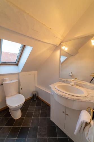 une salle de bain avec toilettes et lavabo dans l'établissement Square-bnb - Duplex à 10min de Disneyland Paris, à Montévrain