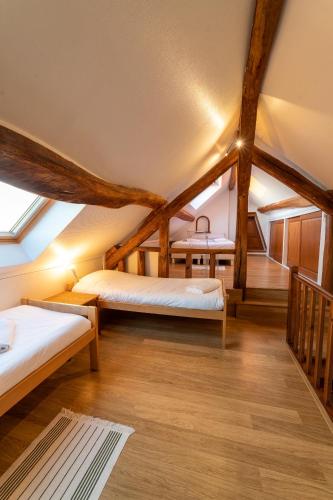 une chambre mansardée avec deux lits et une table dans l'établissement Square-bnb - Duplex à 10min de Disneyland Paris, à Montévrain