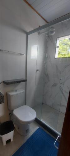 La salle de bains est pourvue d'une douche et de toilettes. dans l'établissement Pousada Gabriel, à Praia de Araçatiba