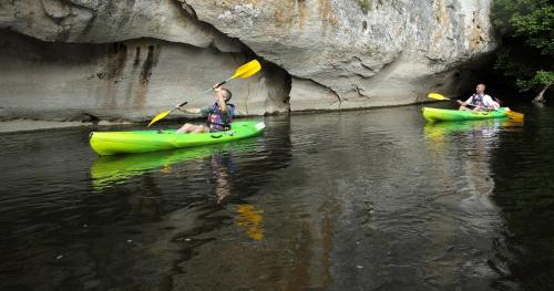 two people in kayaks on a river in the water at cabane lodge avec spa privatif in Livernon