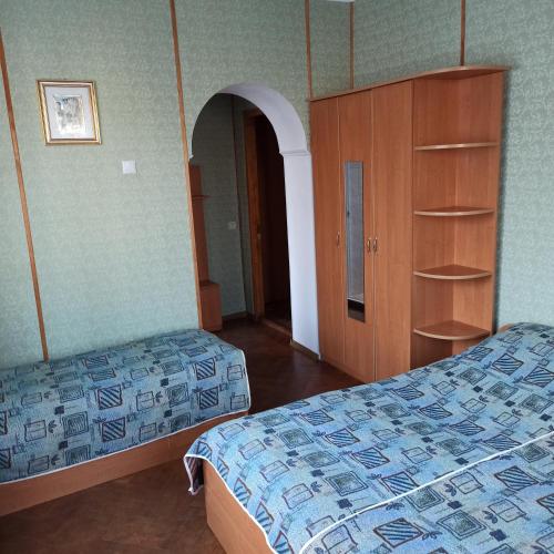 Habitación de hotel con 2 camas y armario en Готель-хостел en Truskavets