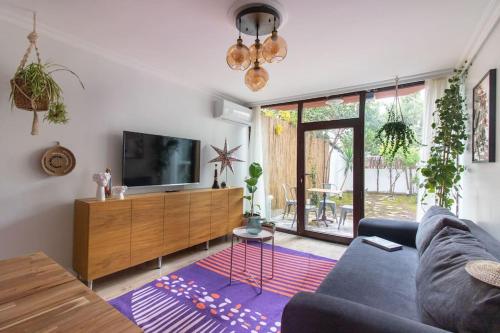 Triplex 2LR 2BR Gem w Private Garden & Terrace!