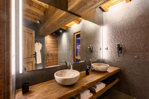 dois lavatórios num balcão de madeira numa casa de banho em Grand Hotel Therme em Banya