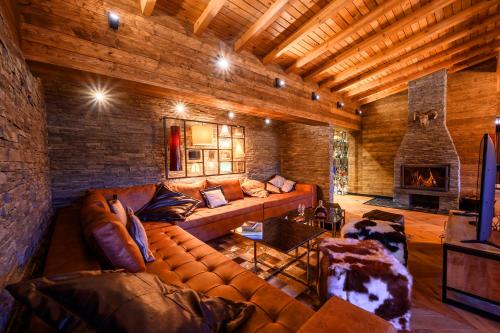 a living room with a couch and a fireplace at Grand Hotel Therme in Banya