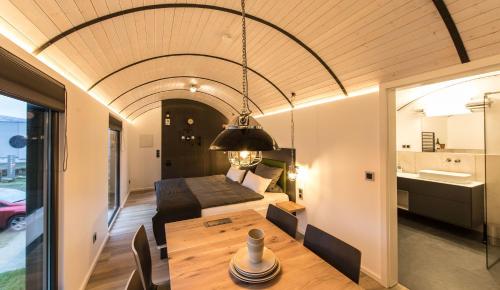 LokoMotel-Waggon, Luxus Appartment im Eisenbahnwaggon في Stadtlohn: غرفة بسرير وطاولة في غرفة