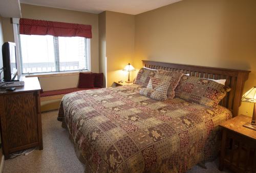 - une chambre avec un lit, une télévision et une fenêtre dans l'établissement 1Br Ski-in, Ski-out With King Bed- Okemo Mtn Lodge condo, à Ludlow