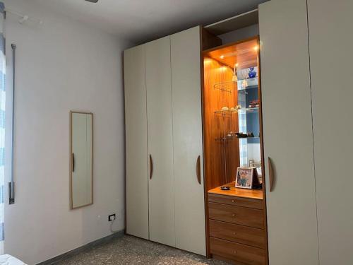 Habitación con armario con tocador y espejo. en Casa Rostri, en Lido di Ostia