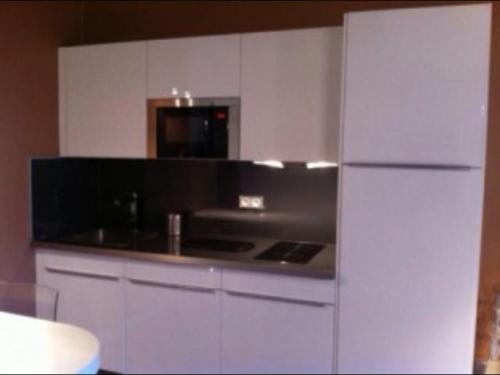 eine Küche mit einem Herd und einem weißen Kühlschrank in der Unterkunft Coquet studio classé trois étoiles in Balaruc-les-Bains
