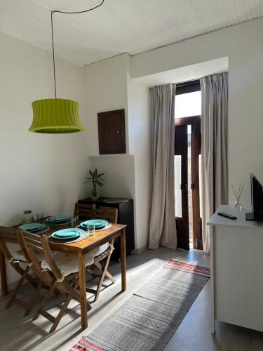 uma sala de estar com uma mesa e cadeiras e uma janela em Casa Valverde I em Amarante