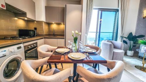 STAY BY LATINEM Luxury 1BR Holiday Home CVR A2309 near Burj Khalifaにあるキッチンまたは簡易キッチン