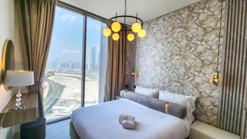STAY BY LATINEM Luxury 1BR Holiday Home CVR A2309 near Burj Khalifaにあるベッド