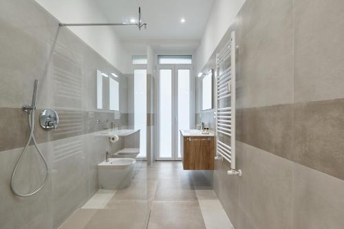 uma casa de banho com um WC, um lavatório e um chuveiro em Casa Flaminia em Roma