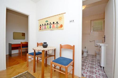 格拉達茨的住宿－Lui，客房设有桌椅和浴室。