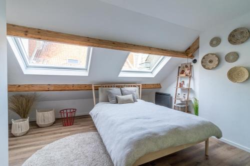 Ένα ή περισσότερα κρεβάτια σε δωμάτιο στο De fil en Aiguille - Duplex pour 4 à Calais