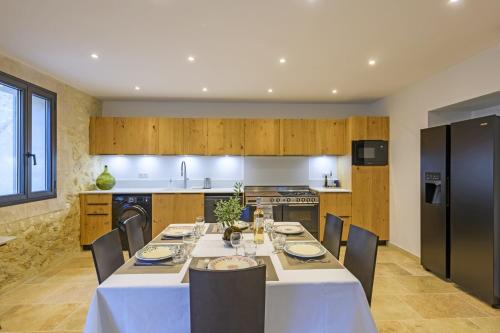 a kitchen with a table with a white table cloth at La Petite Maussanaise in Maussane-les-Alpilles