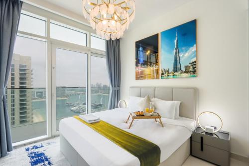 Postel nebo postele na pokoji v ubytování Livbnb Suites - 3 Bedroom with Private Beach Marina Skyline View