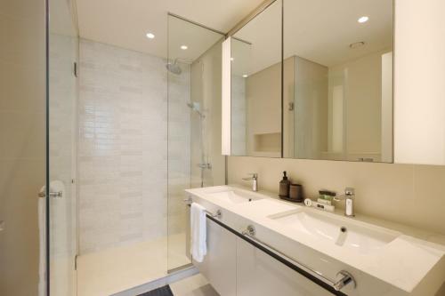 Koupelna v ubytování Livbnb Suites - 3 Bedroom with Private Beach Marina Skyline View