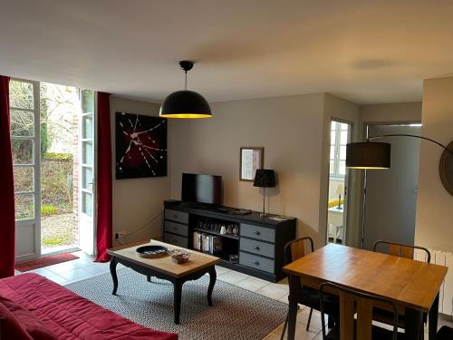 un salon avec un canapé et une table dans l'établissement Les Apparts du Phare, à Honfleur