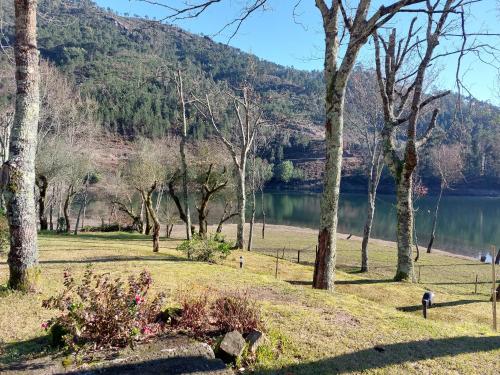 Quinta do Caneiro في جيريز: حديقة بها بحيرة وأشجار وجبل