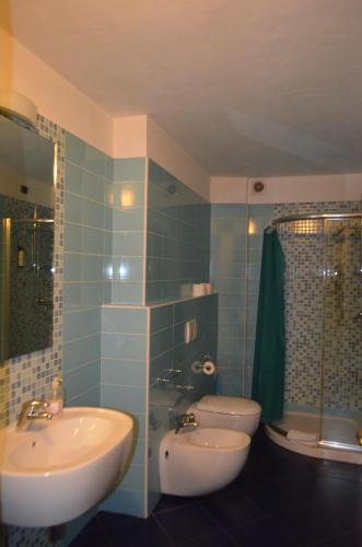 a bathroom with a sink and a toilet at Casa per ferie religiosa Figlie di Nazareth in Pisa