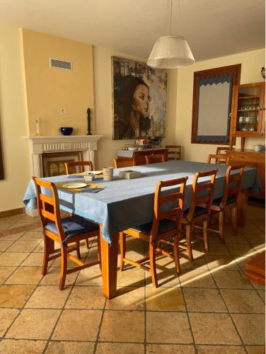 斯特拉的住宿－Bed and Breakfast Ca’ Pisani，一间配备有蓝色桌子和椅子的用餐室